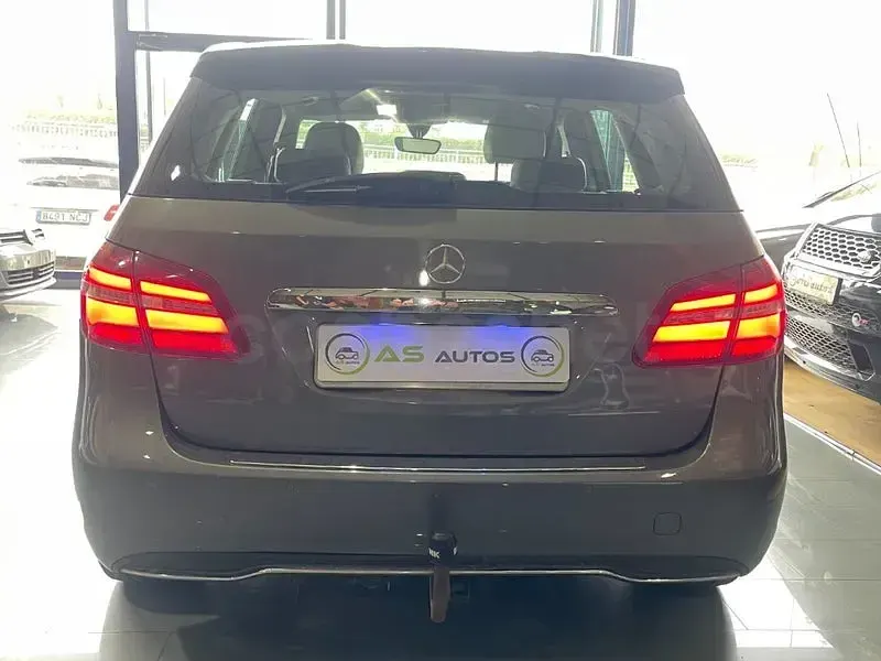 Usado Mercedes B180 109 CV (80 kW) 2015 Gris / plata Utilitario