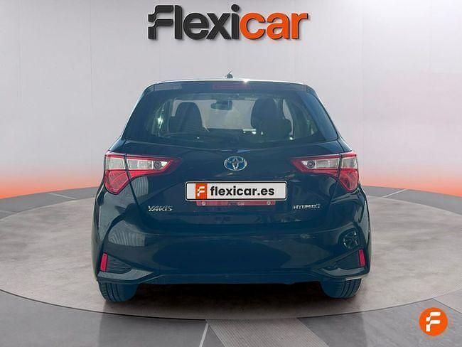 Usado Toyota Yaris Hybrid Active 100 CV (73 kW) 2019 Negro Berlina