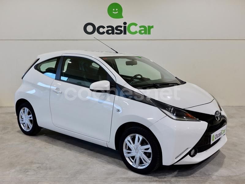 Usado Toyota Aygo X-play 69 CV (50 kW) 2017 Blanco Utilitario