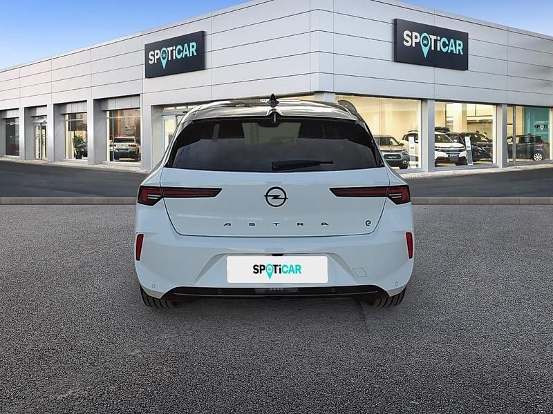 Usado Opel Astra 114 kW (156 HP) 2023 Branco Sedan