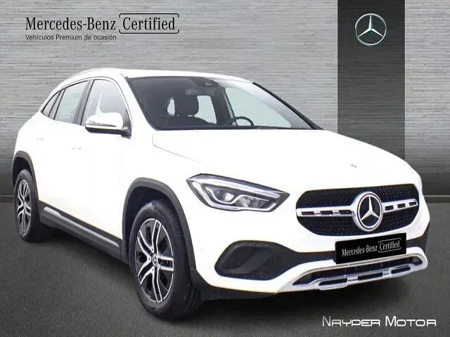 Usado Mercedes GLA180 136 CV (100 kW) 2022 Blanco polar SUV