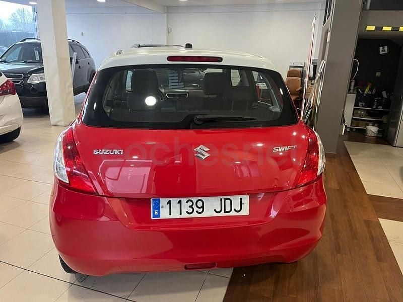 Usado Suzuki Swift 94 CV (69 kW) 2015 Rojo Utilitario