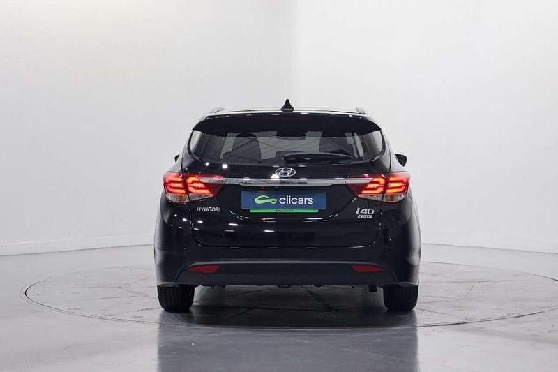 Usado Hyundai i40 141 CV (103 kW) 2016 Negro Familiar