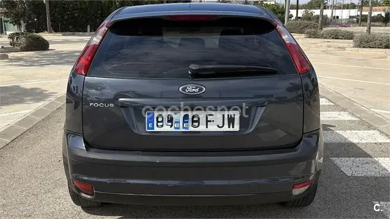 Używany Ford Focus Trend 115 KM (84 kW) 2006 Szary Sedan/Limuzyna