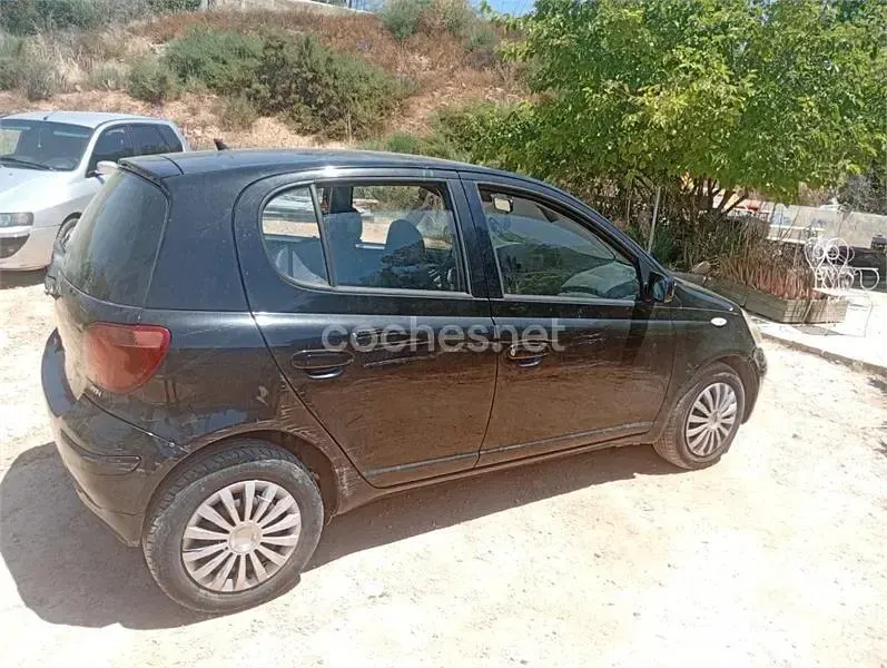 Usado Toyota Yaris 87 CV (63 kW) 2005 Negro Berlina