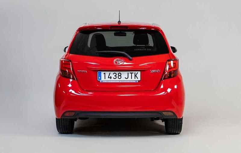 Usado Toyota Yaris Active 99 CV (72 kW) 2016 Rojo Utilitario