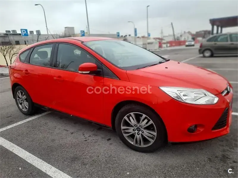 Usado Ford Focus Trend 100 CV (73 kW) 2013 Rojo Berlina