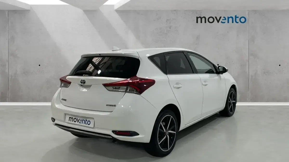 Usado Toyota Auris Hybrid Edition 136 CV (100 kW) 2018 Blanco Berlina
