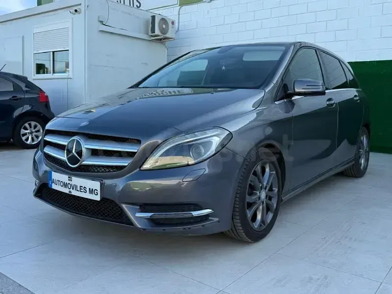 Usado Mercedes B180 109 CV (80 kW) 2013 Gris / plata Utilitario