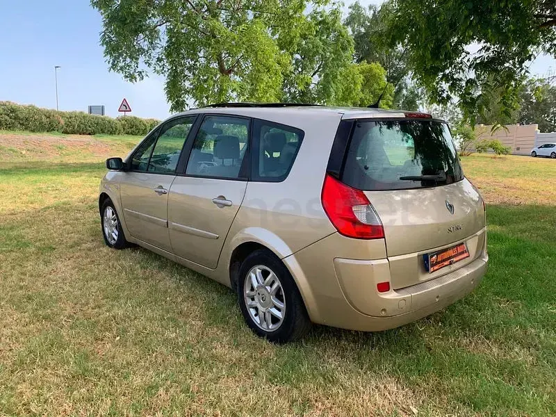 Usado Renault Grand Scénic II Dynamique 130 CV (95 kW) 2009 Beige Monovolumen