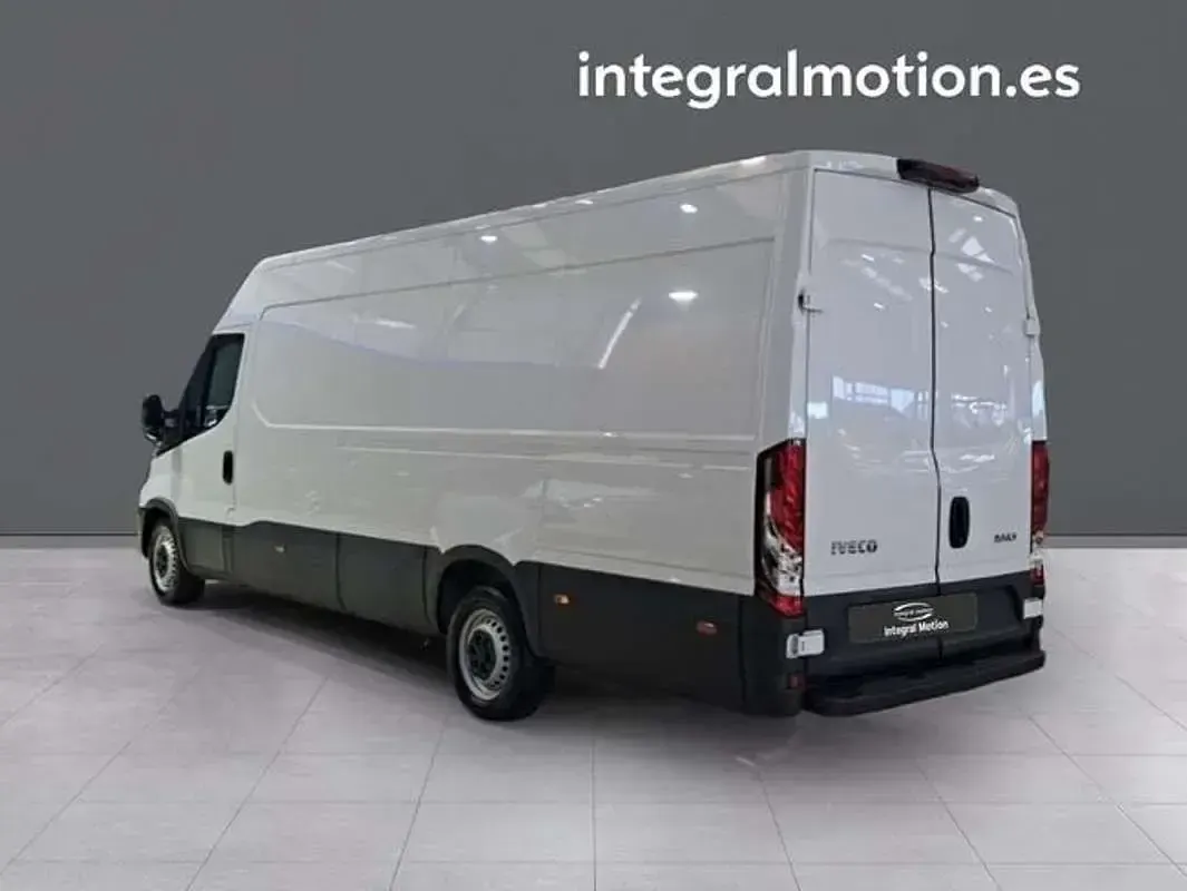 Usado Iveco Daily 156 CV (114 kW) 2023 Blanco Van