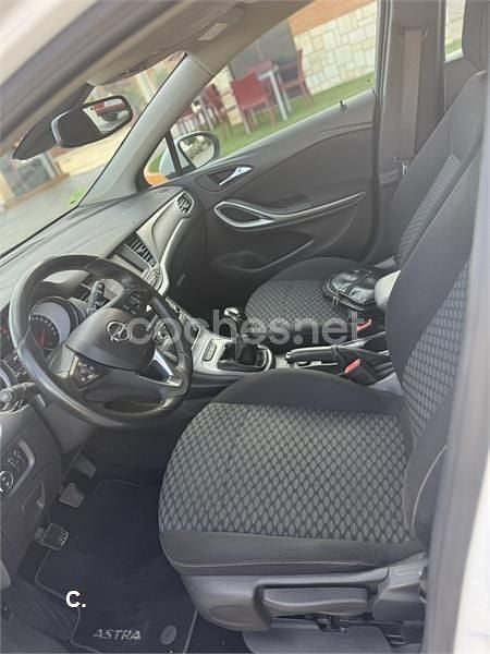 Usado Opel Astra Business 110 CV (80 kW) 2017 Blanco Familiar