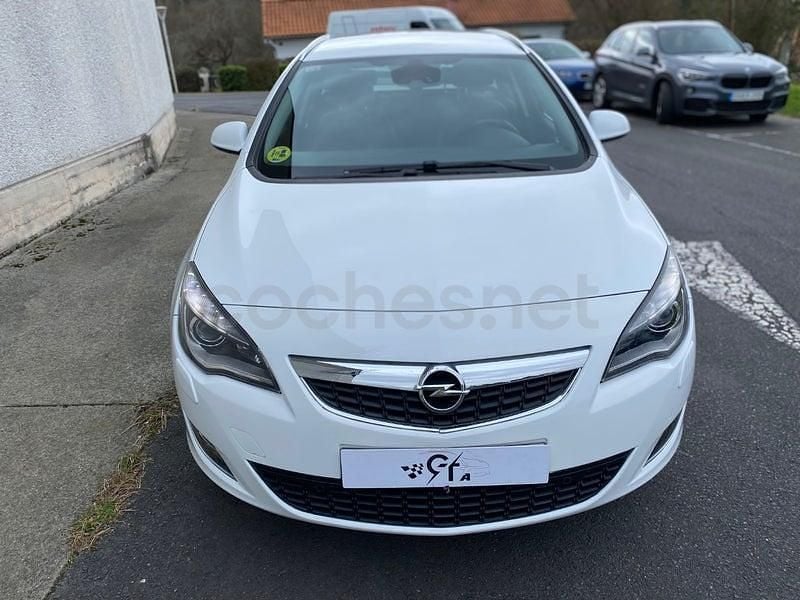 Usado Opel Astra Sportive 125 CV (91 kW) 2012 Blanco Familiar