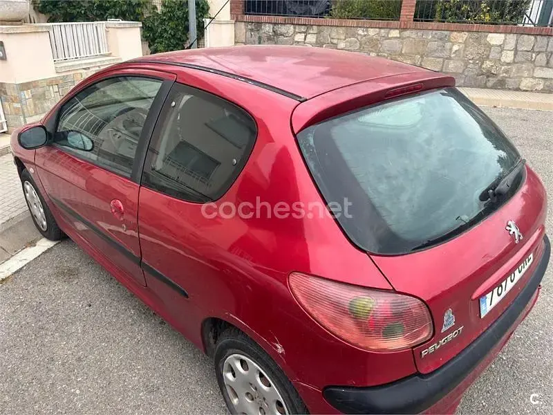 Usado Peugeot 206 70 CV (51 kW) 2004 Rojo Berlina
