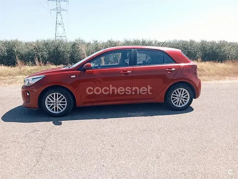 Usado Kia Rio 100 CV (73 kW) 2018 Rojo Berlina