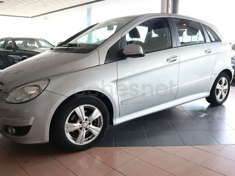 Usado Mercedes B200 140 CV (102 kW) 2011 Gris / plata Monovolumen
