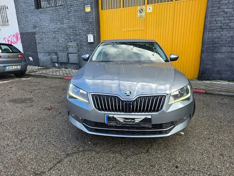 Usado Skoda Superb Style 150 CV (110 kW) 2015 Gris / plata Berlina