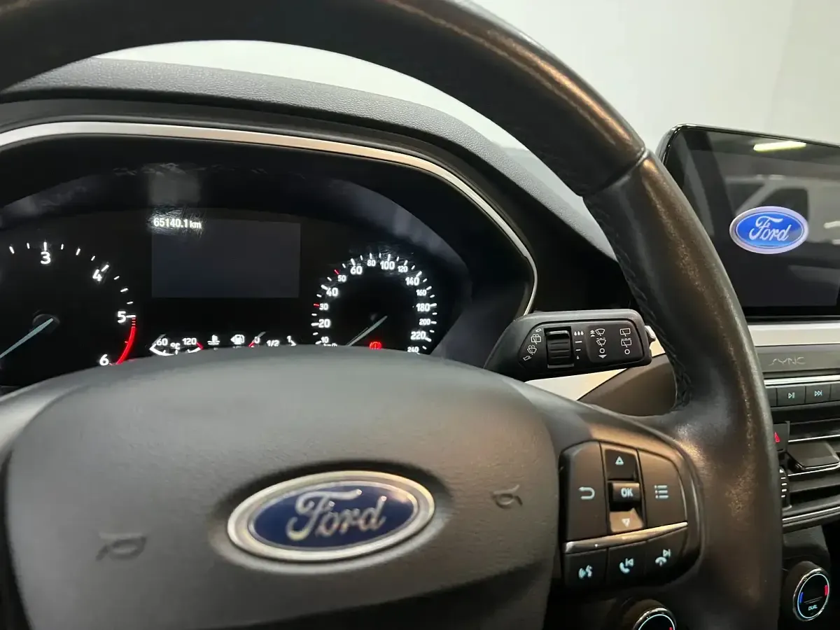 Usado Ford Focus Trend+ 120 CV (88 kW) 2019 Gris Familiar