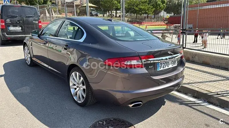 Usado Jaguar XF Premium Luxury 207 CV (152 kW) 2009 Violeta / lila Berlina