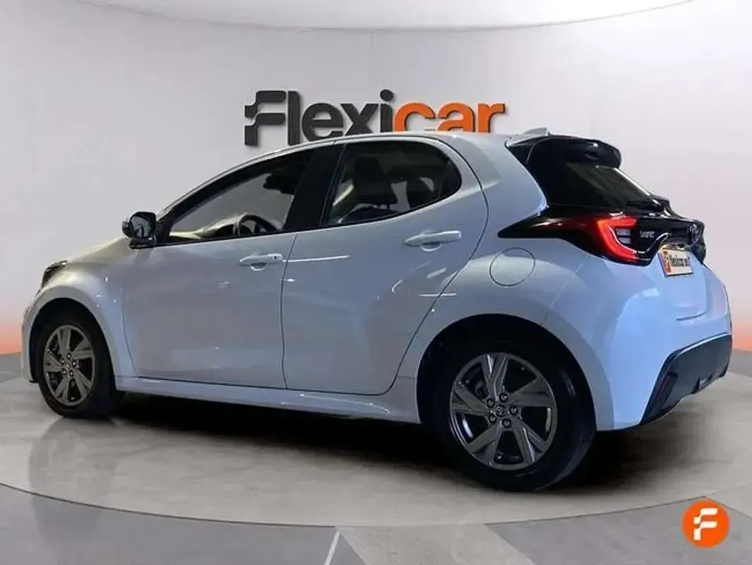 Usado Toyota Yaris Active 116 CV (85 kW) 2025 Blanco Utilitario