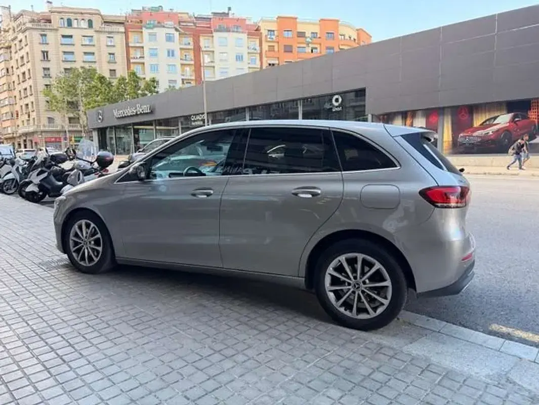 Usado Mercedes B180 136 CV (100 kW) 2021 Gris Monovolumen