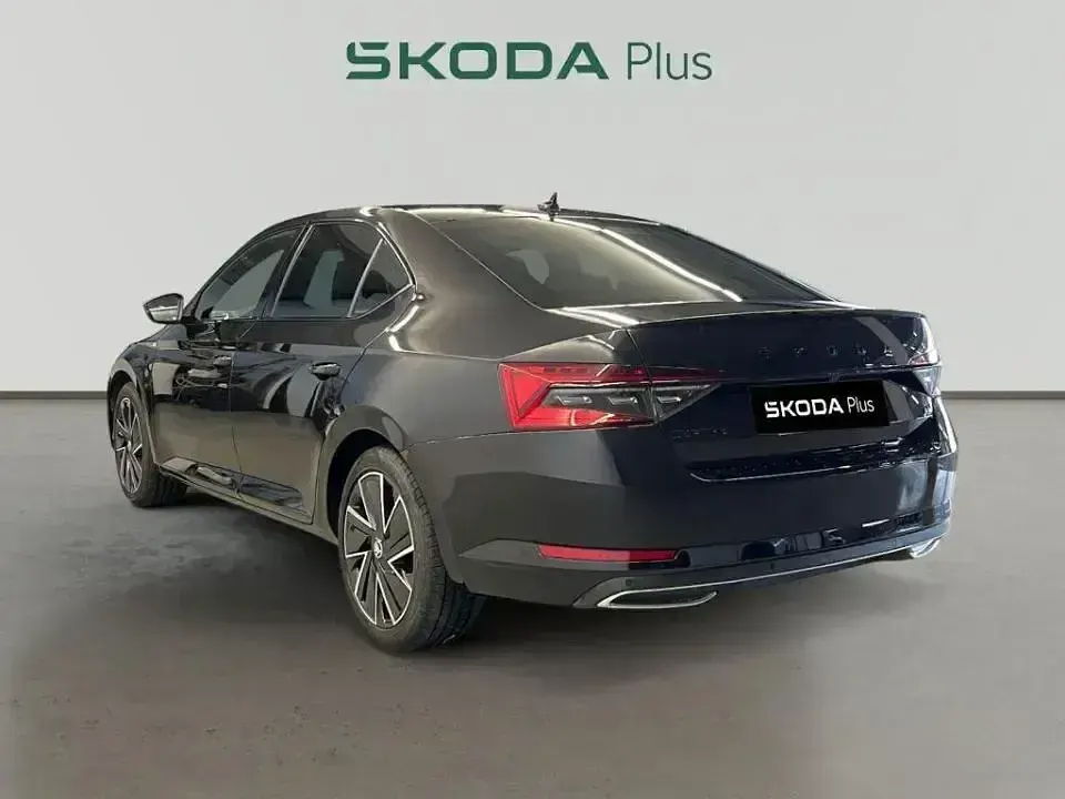 Usado Skoda Superb SportLine 218 CV (160 kW) 2023 Negro Berlina