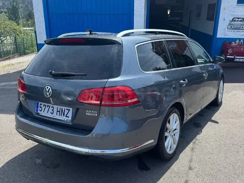 Usado VW Passat Highline 140 CV (102 kW) 2013 Gris / plata Familiar