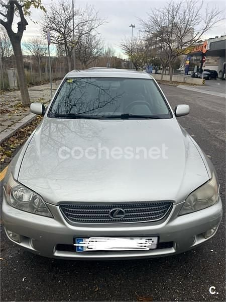 Usado Lexus IS200 155 CV (114 kW) 1999 Gris / plata Berlina