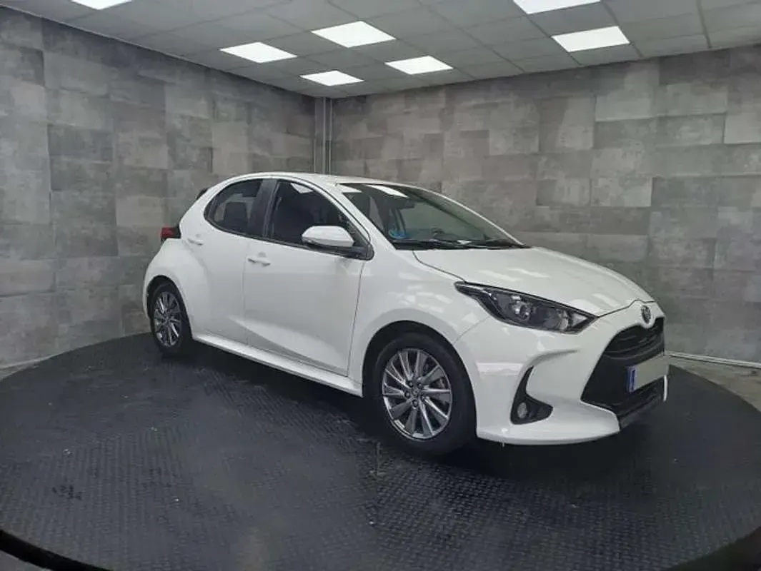 Usado Toyota Yaris Active 116 CV (85 kW) 2022 Blanco Utilitario