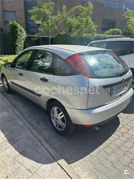 Usado Ford Focus Ambiente 90 CV (66 kW) 2001 Gris / plata Berlina