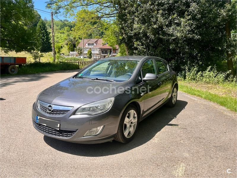 Gris / plata Usado 2011 Opel Astra Enjoy Berlina | 6000 € (Un poco caro) - Imagen 1/4