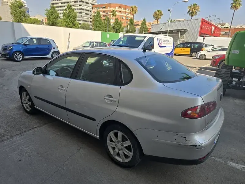 Usado Seat Cordoba Reference 75 CV (55 kW) 2005 Gris / plata Berlina