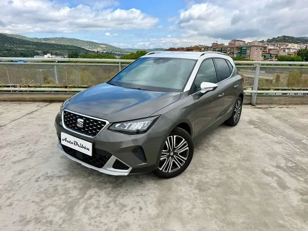 Usado Seat Arona 116 CV (85 kW) 2025 Gris SUV
