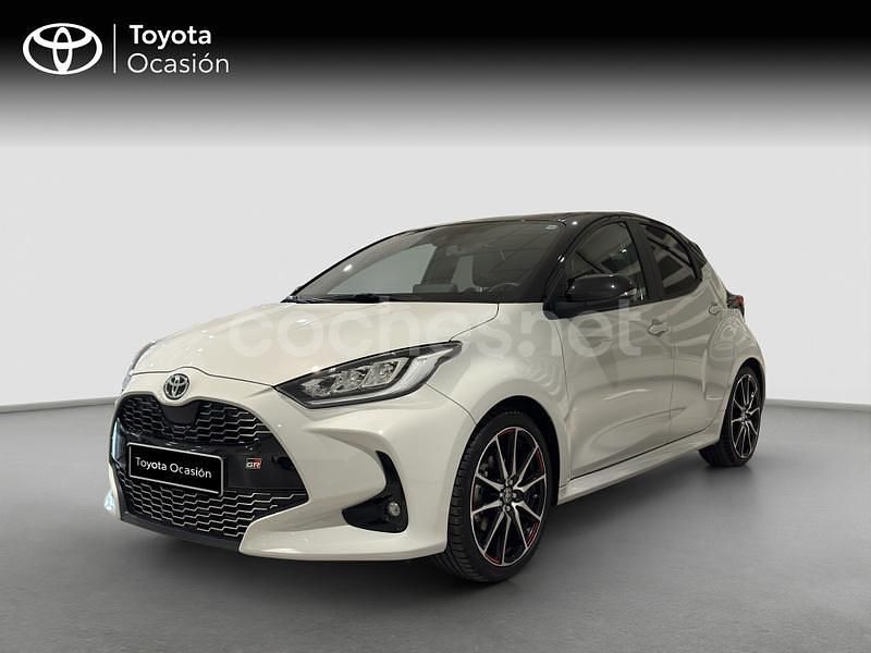 Gris / plata Usado 2022 Toyota Yaris Hybrid Sport Berlina | 21.490 € (Un poco caro) - Imagen 1/4