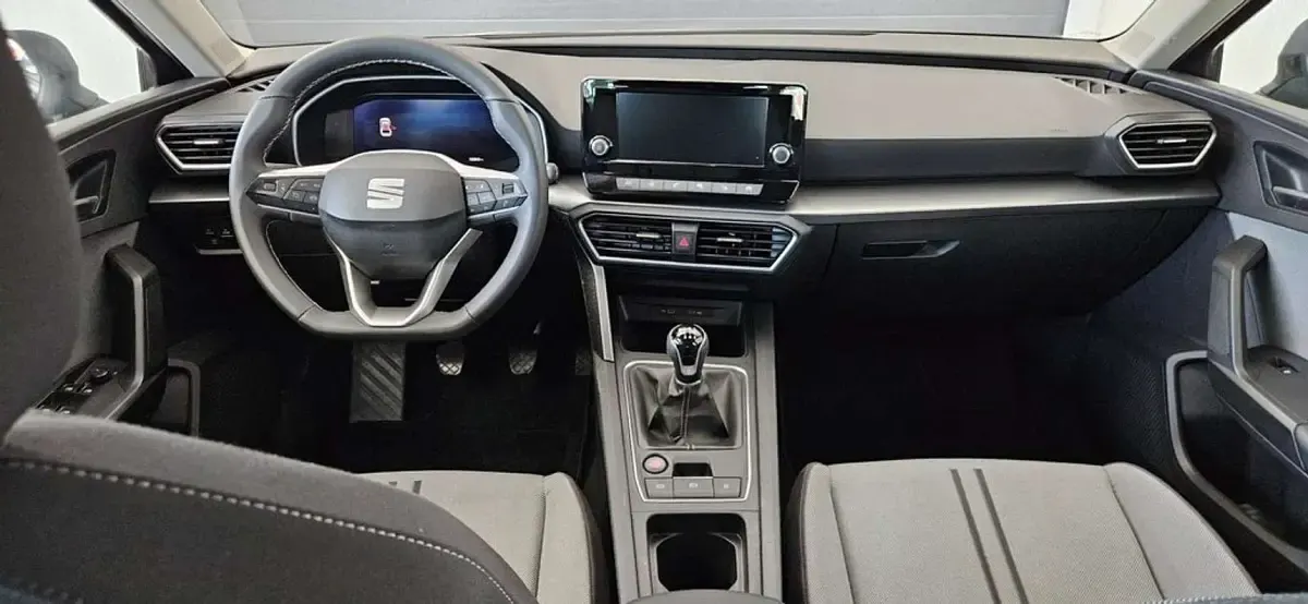 Usado Seat Leon Style 116 CV (85 kW) 2021 Gris Utilitario