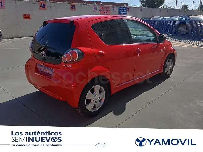 Usado Toyota Aygo 68 CV (50 kW) 2009 Rojo Utilitario
