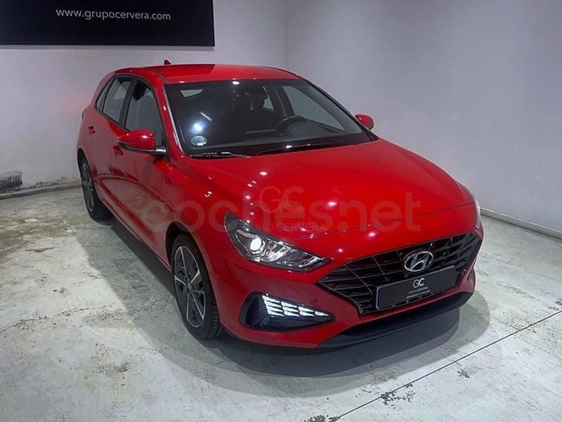 Usado Hyundai i30 110 CV (80 kW) 2022 Rojo Berlina