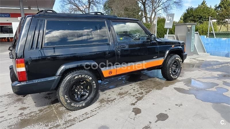 Usado Jeep Cherokee Sport 115 CV (84 kW) 1999 Negro SUV