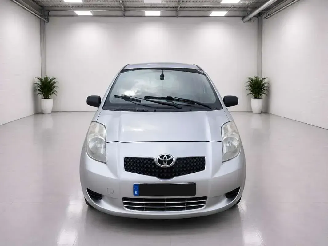 Usado Toyota Yaris Luna 87 CV (63 kW) 2007 Plateado Utilitario