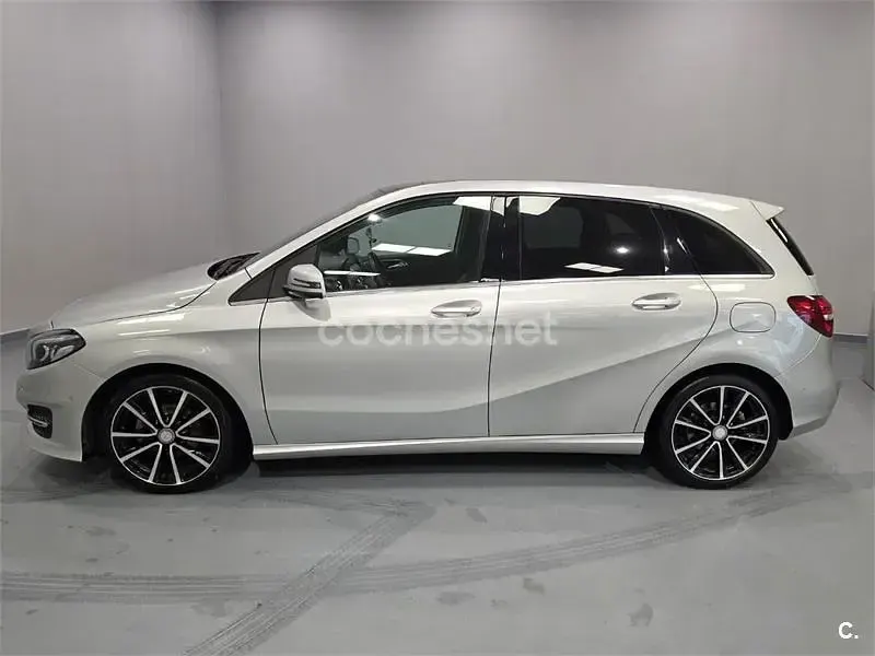 Usado Mercedes B180 Urban 109 CV (80 kW) 2015 Gris / plata Utilitario