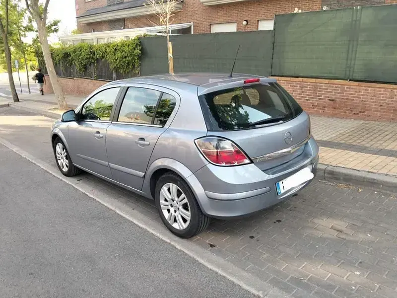 Usado Opel Astra Edition 115 CV (84 kW) 2010 Gris / plata Berlina