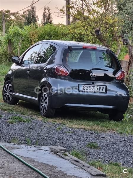Gris / plata Usado 2010 Toyota Aygo Live Utilitario | 4900 € (Buen precio) - Imagen 1/4