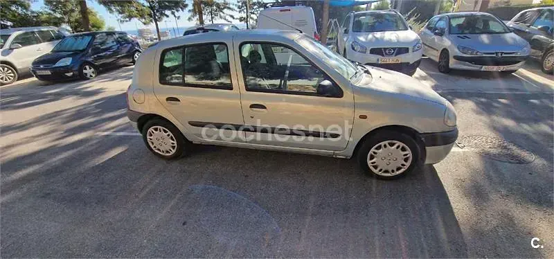 Usado Renault Clio 75 CV (55 kW) 1999 Gris / plata Berlina