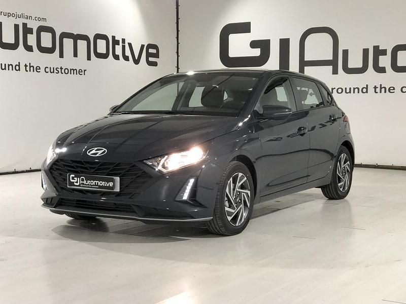 Aurora grey (perlado) Nuevo 2024 Hyundai i20 Berlina | 17.990 € (Precio justo) - Imagen 1/4