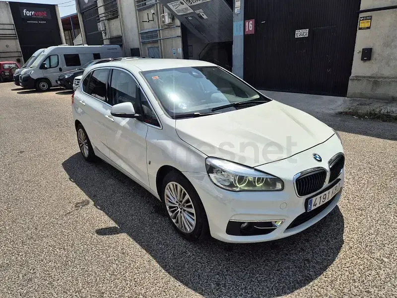 Usado BMW 225 Active Tourer iPerformance 224 CV (164 kW) 2017 Blanco Monovolumen
