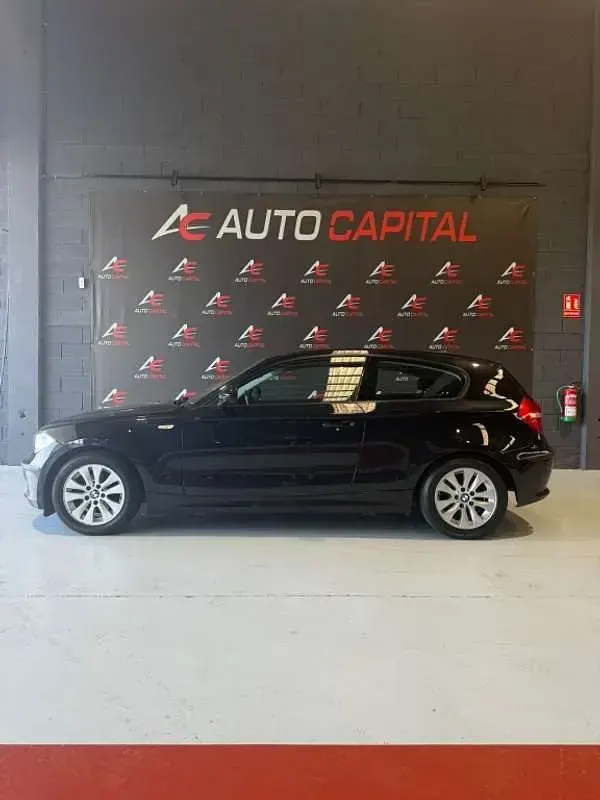 Usado BMW 116 116 CV (85 kW) 2010 Negro Utilitario