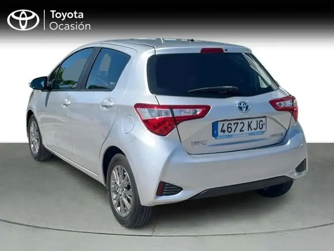 Usado Toyota Yaris Hybrid Active 100 CV (73 kW) 2018 Gris Utilitario
