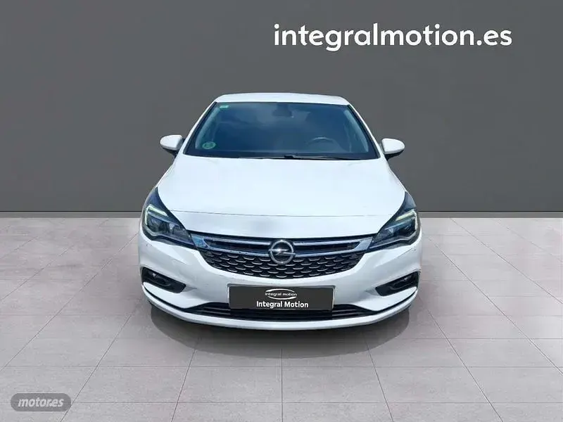 Usado Opel Astra Selective 104 CV (76 kW) 2017 Blanco Berlina