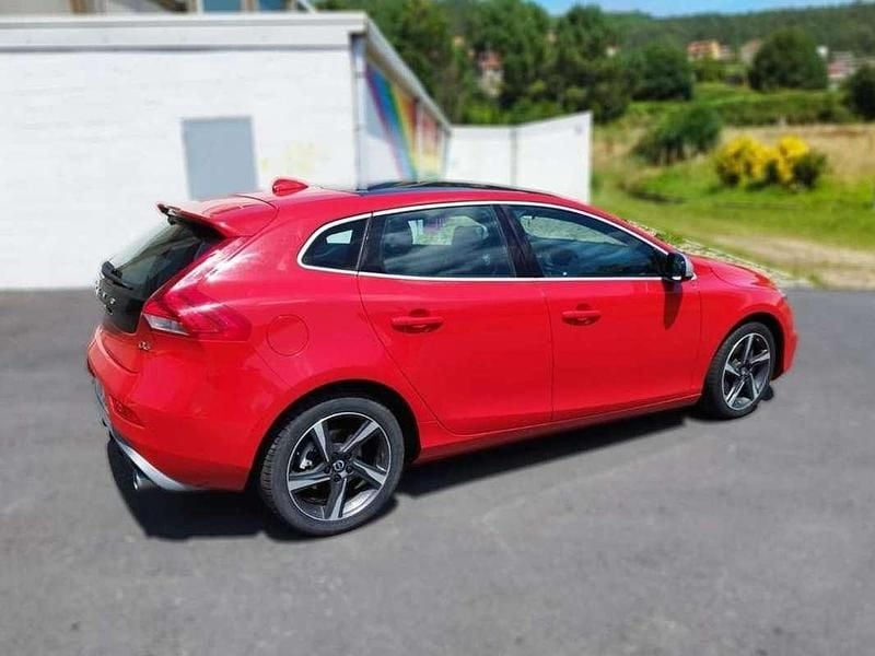 Usado Volvo V40 R-Design Momentum 120 CV (88 kW) 2014 Rojo Familiar