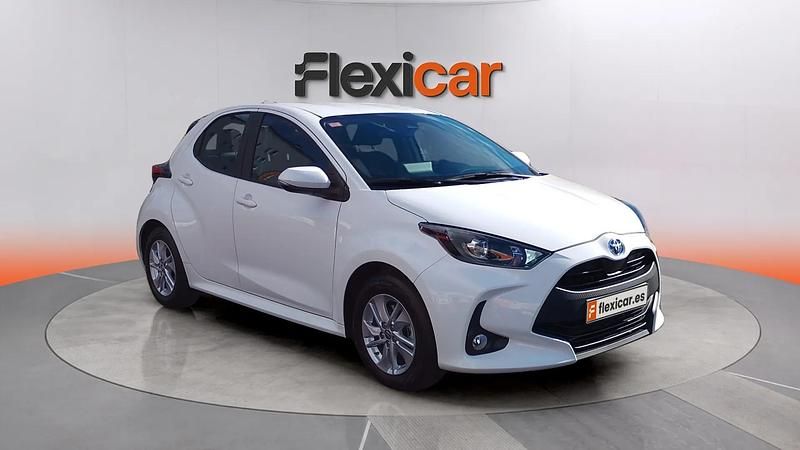 Usado Toyota Yaris Hybrid Active 116 CV (85 kW) 2021 Blanco Berlina